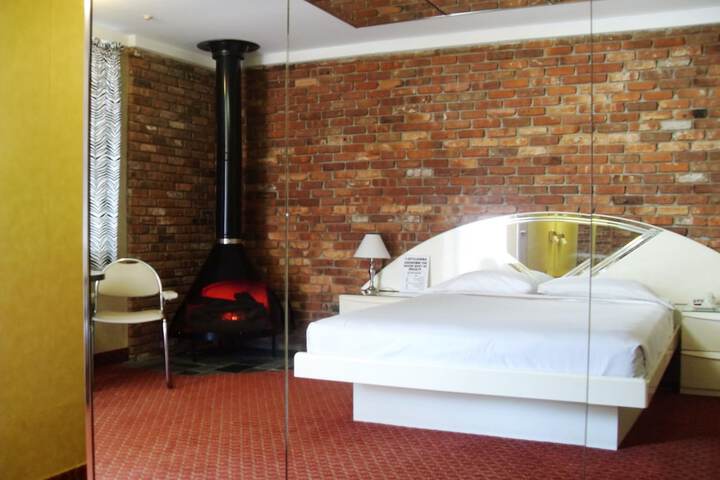 Room 5 of 12