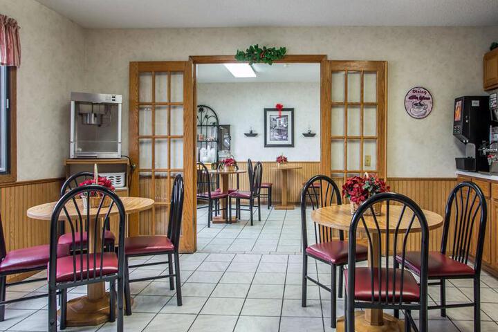 Econo Lodge Inn & Suites