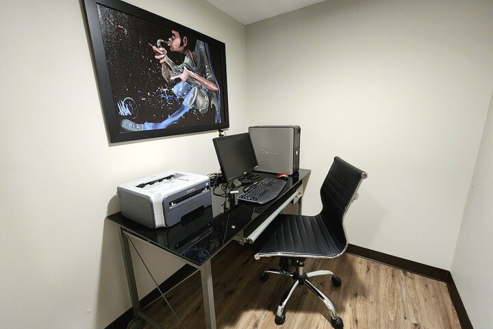 Business Center 85 of 86