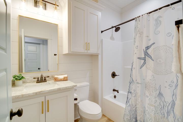 Lovely Bay St. Louis Retreat w / Dock & Canal Access