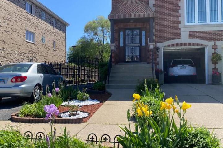 3BR-2BA Deluxe Apartment with Fireplace and Balcony