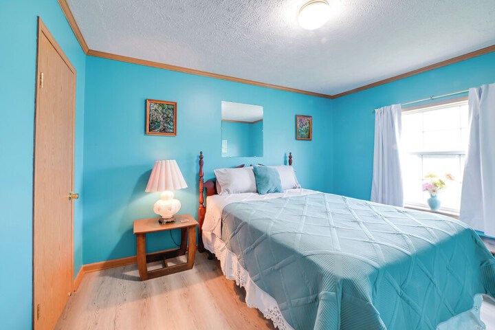 Warm & Inviting Family Home - 2 Mi to Golf Course!