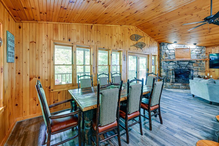 Cullowhee Mountain Retreat w / Deck and Fire Pit!