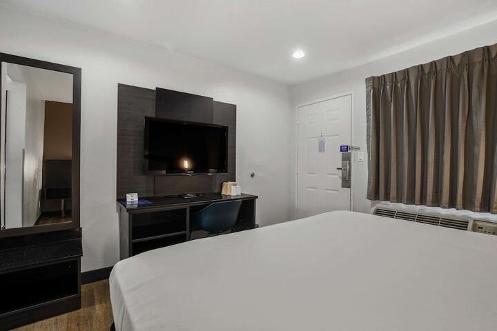 Room 18 of 23