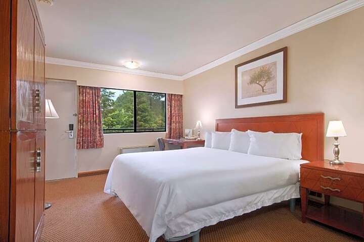 Travelodge by Wyndham Vancouver Lions Gate