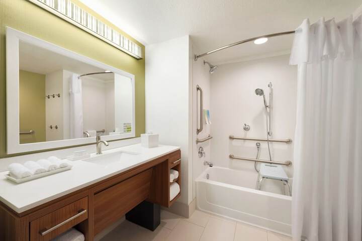 Home2 Suites by Hilton Milwaukee Brookfield