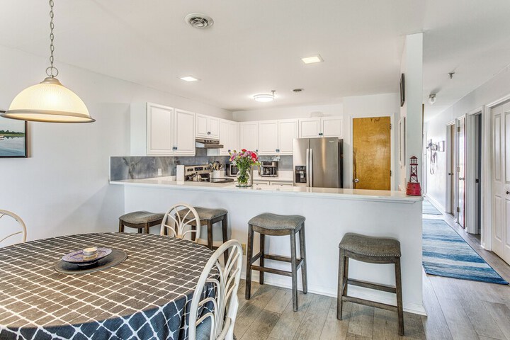 Oak Island Beachfront Condo w / Community Pool