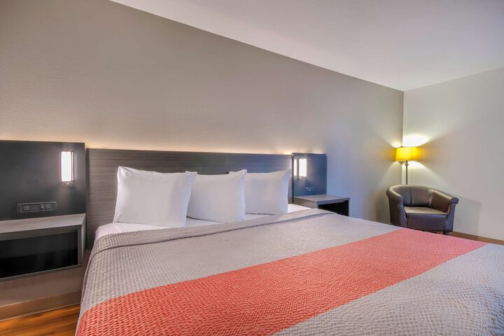 Room 32 of 38