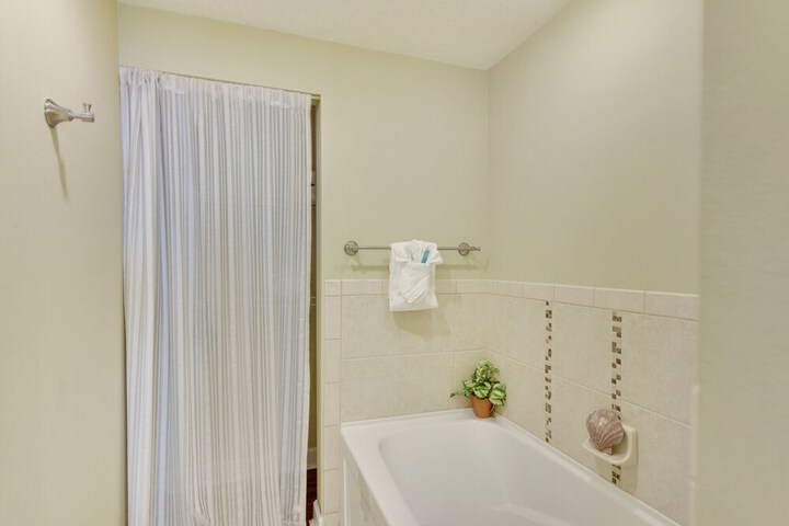 Room 176 of 308