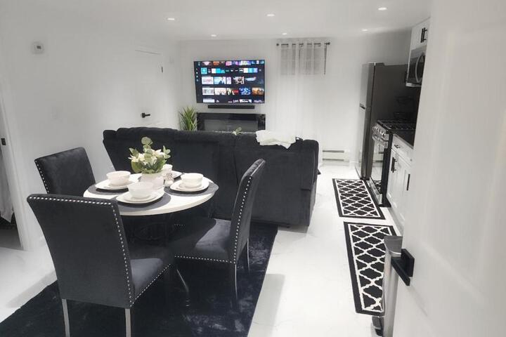 Baldwin NY 1 Bedroom Apartment Queen Size Bed