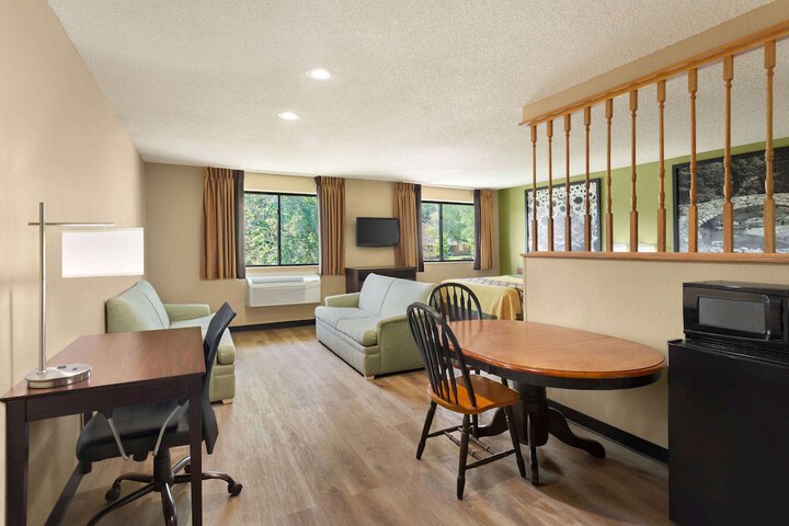 Super 8 by Wyndham Ankeny / Des Moines Area