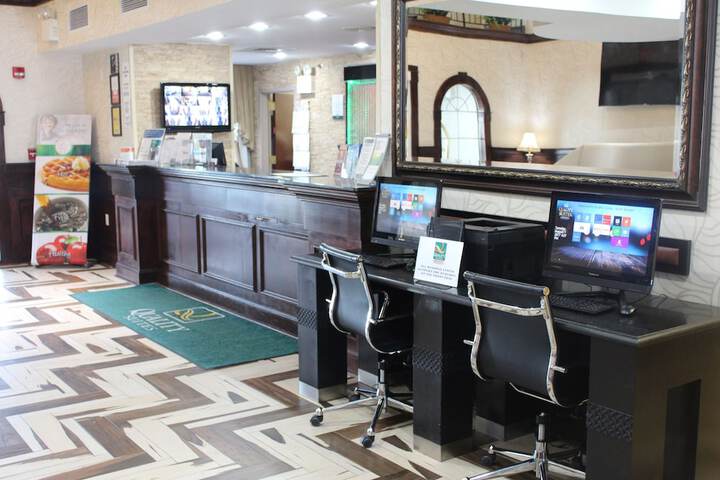 Business Center 73 of 75