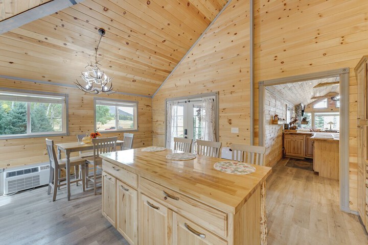 Mountain Views: Cabin in Fort Garland Near Hiking