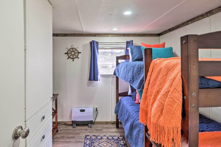Cozy Lakeside Home w / Lake & Mountain Views!