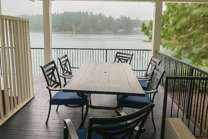 Oyster Bay Inn & Suites