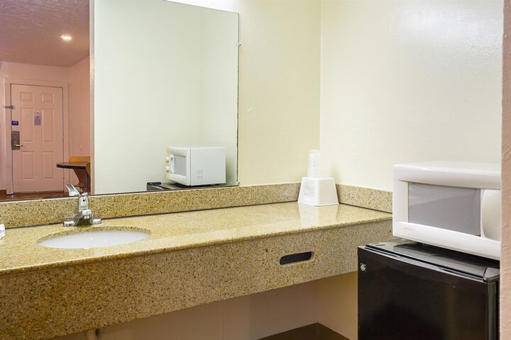 Motel 6 Madisonville TX