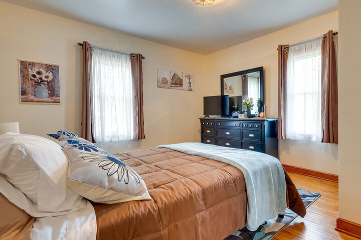 Charming Eagle Grove Farmhouse w / Patio!