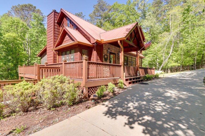 Private Ellijay Cabin w / Hot Tub & Amenities!