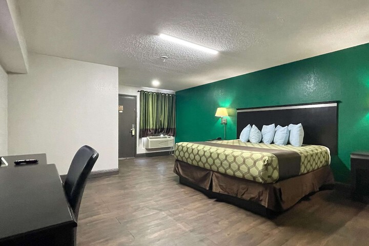 Room 21 of 34