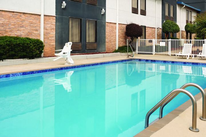 HomeTown Hotel Bryant