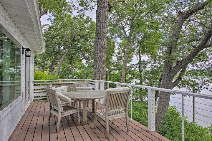 Cozy Plymouth Cottage w / Medicine Lake View!
