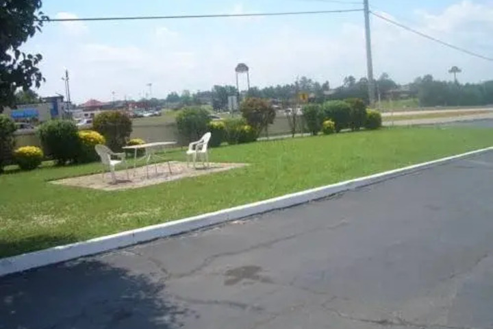 BENTON RELAX INN