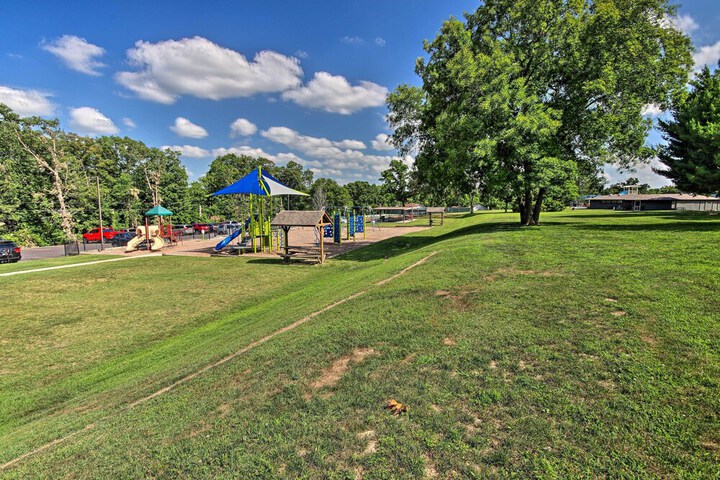 Bella Vista Home w / Deck + Trails: on Golf Course!