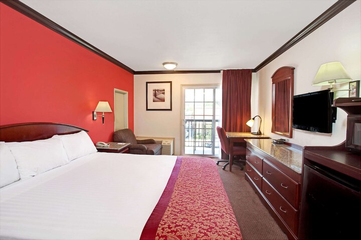 Room 7 of 9