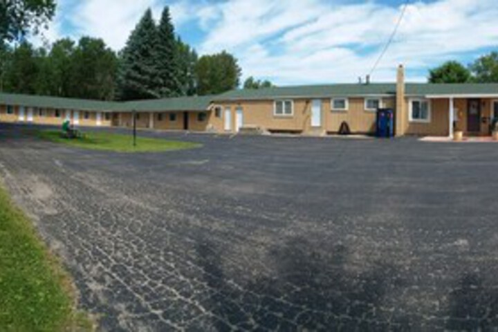 Lakes N Trails Motel