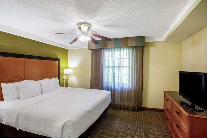Room 11 of 30