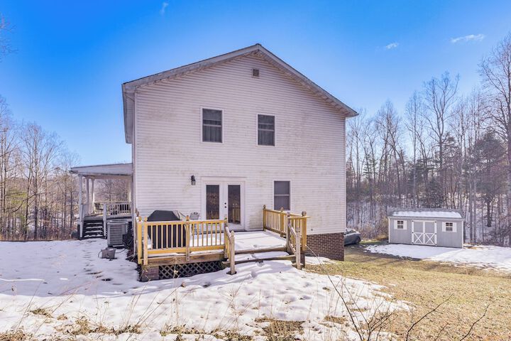 Family Home w / Game Room & Decks in Etlan!