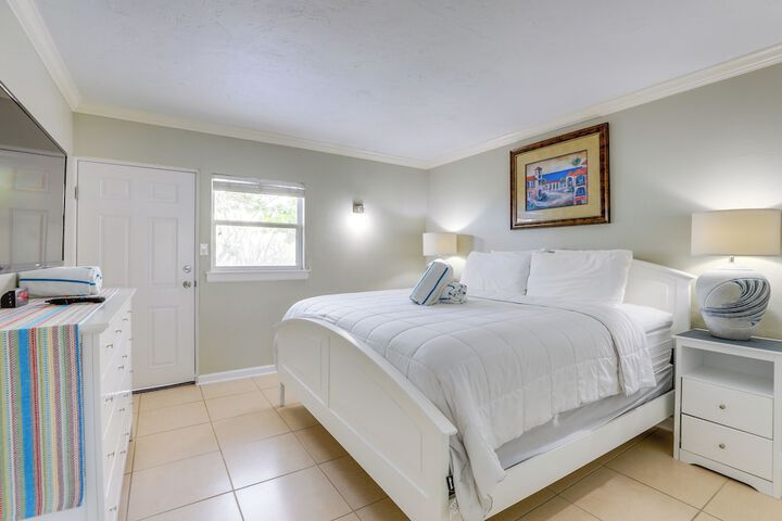 Sunlit Longboat Key Escape w / Private Resort Beach