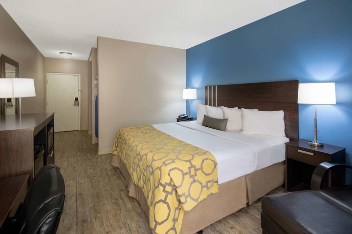 Room 10 of 16