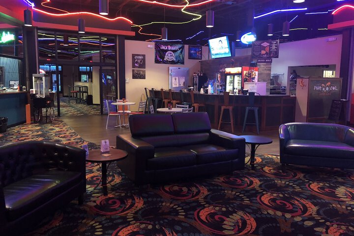 Lounge 28 of 38