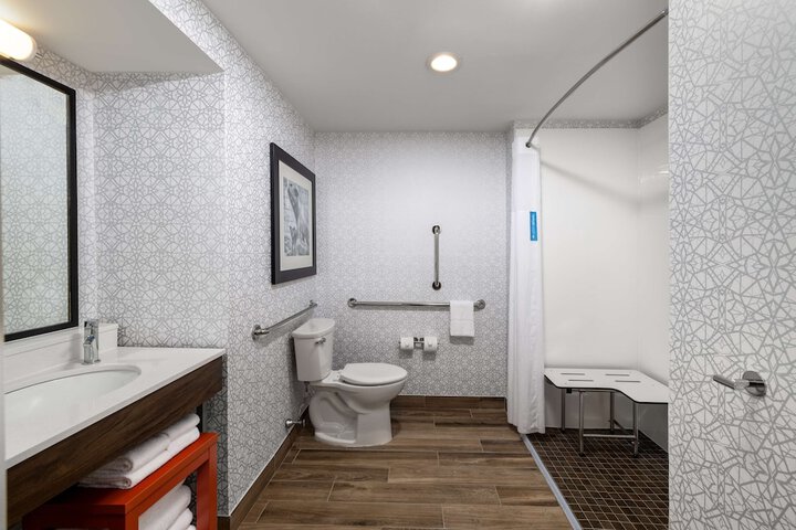 Hampton Inn & Suites State College at Williamsburg Square