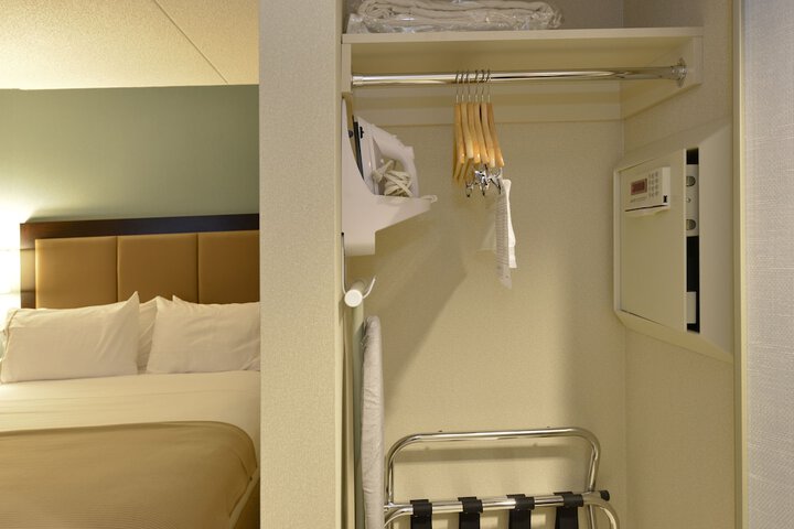 Room 32 of 74