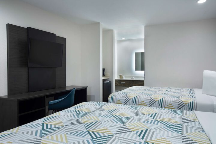 Room 17 of 28