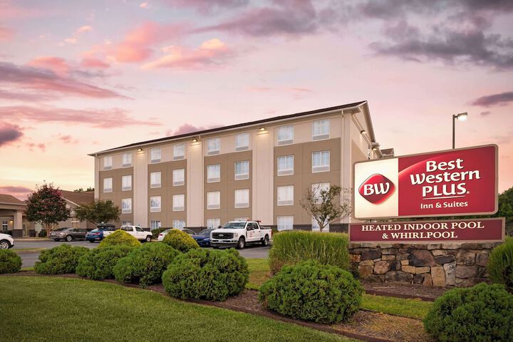 Best Western Plus Crossroads Inn & Suites