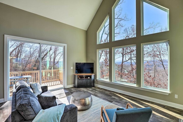 Charming Retreat w / Mtn Views: Walkable Location!