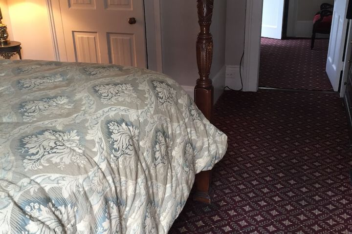 Room 27 of 49