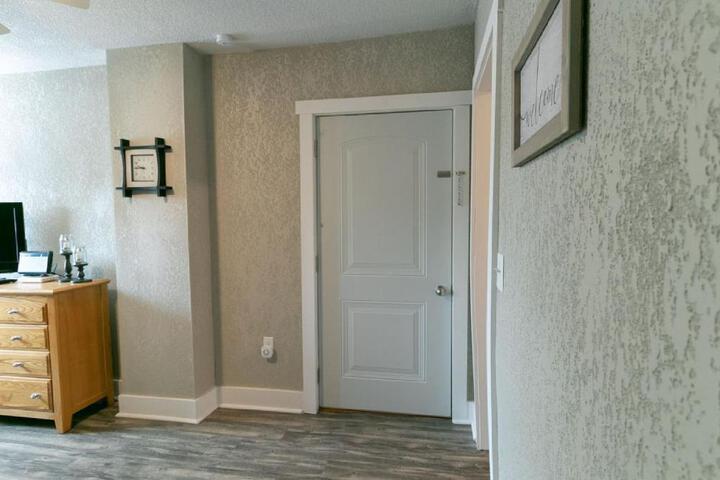 Spacious Rustic Downtown Market St. 1 Bedroom Apt Sleeps Up to 5, Steps to Honeywell & Eagles Theatre