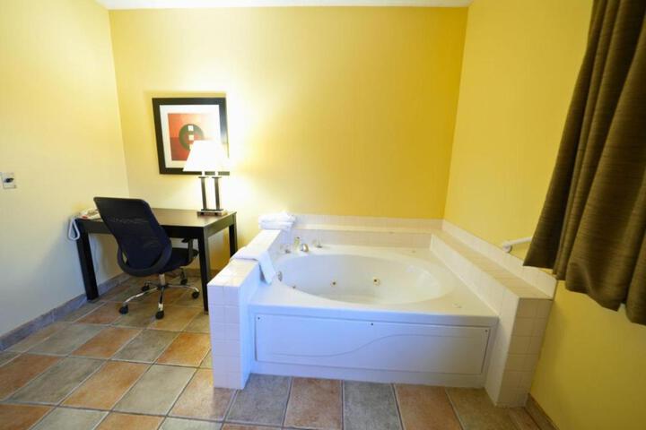 Rock Island Inn & Suites Streator IL