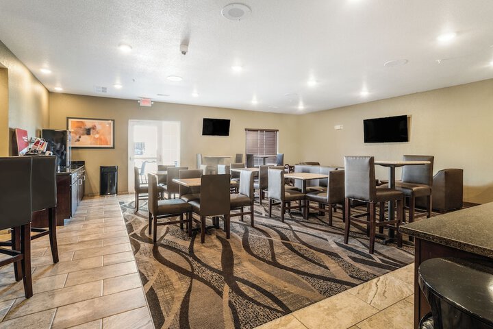 Cobblestone Hotel & Suites - Newport