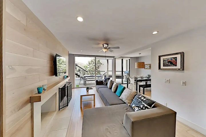 Immaculate Beach W / Pool Hot Tub & Balconies 2 Bedroom Condo