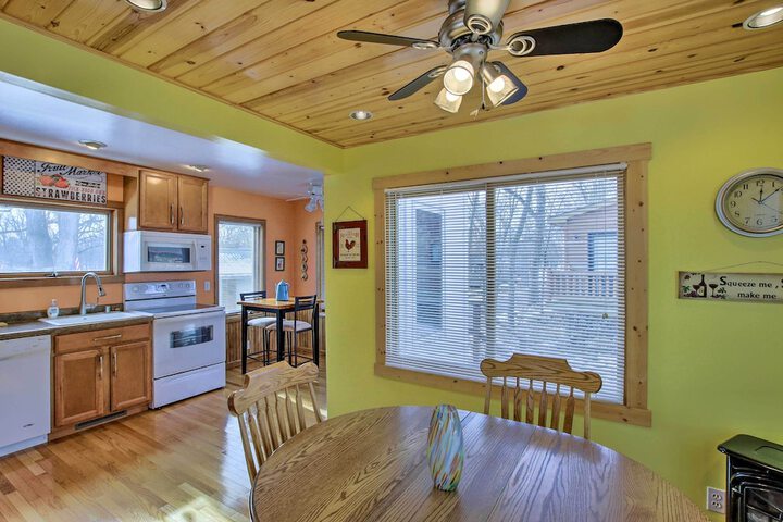Charming Lake Ripley Cottage w / Water View!