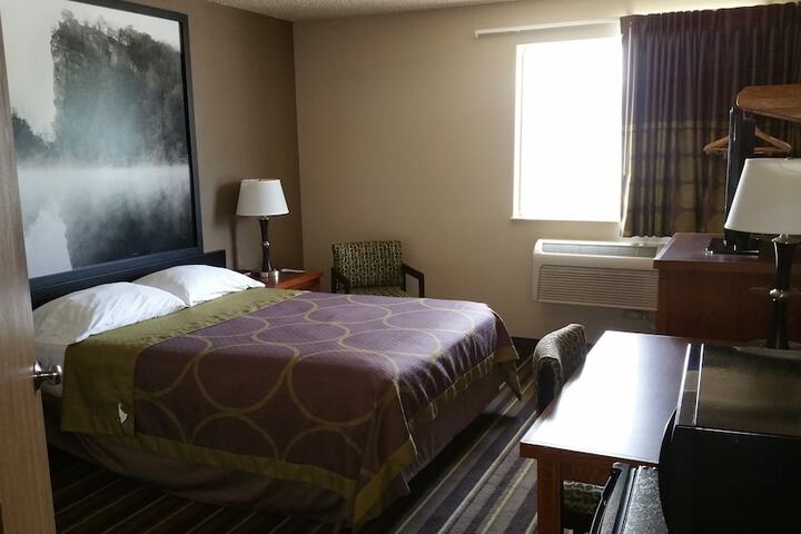 Super 8 by Wyndham Richlands / Claypool Hill Area