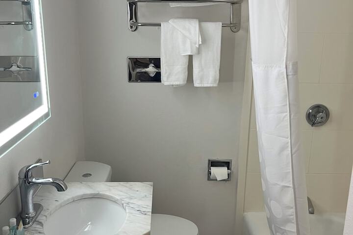 Howard Johnson by Wyndham Malden Boston Area