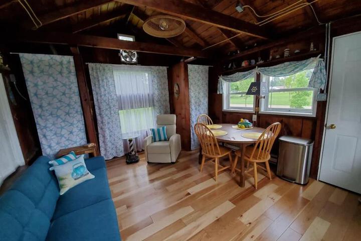 LemonDrop Lake-Front Cottage