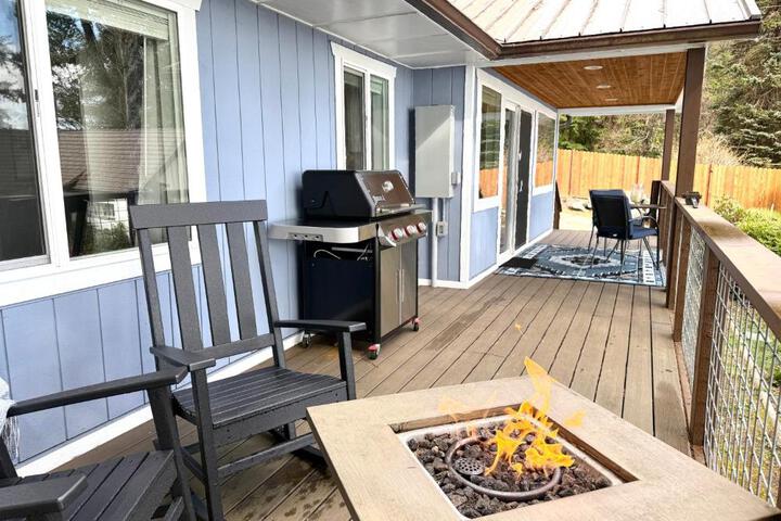 Puget Sound Chic Romantic Cottage with Private Beach Access & Gated Entry