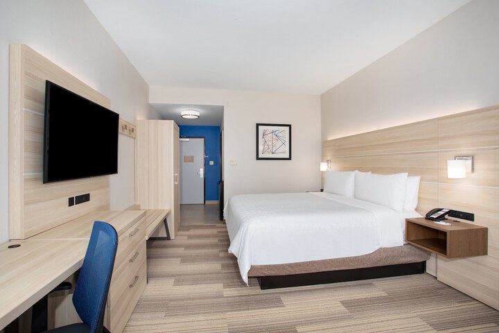 Room 35 of 66